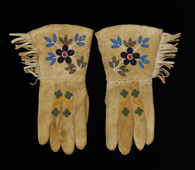 Gauntlet-type Gloves Beaded with a Floral Motif