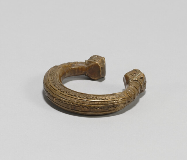 Bracelet Retaining the Manilla Form