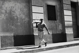 Cake man walking, Cuba