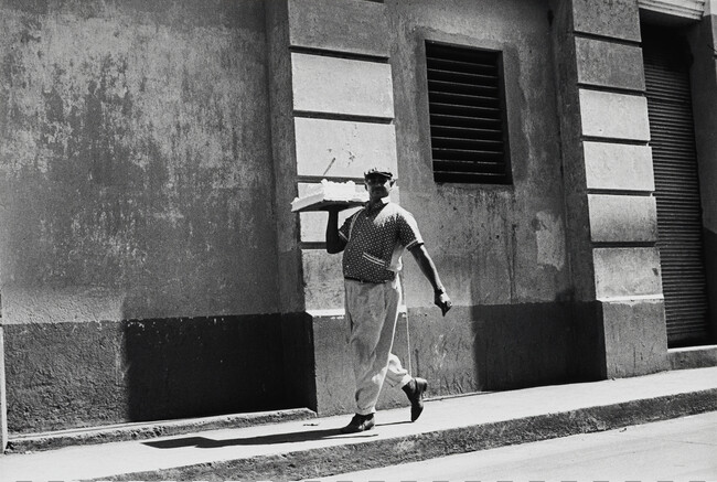 Cake man walking, Cuba