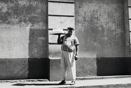 Cake man standing, Cuba