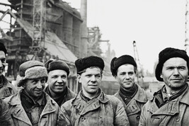 Group picture of construction workers (central panel of panorama)