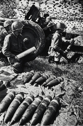 Soldiers with artillery shells
