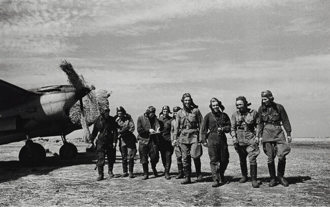 Bomber commander V. Kovalik and his men