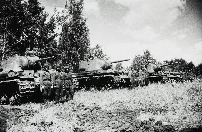 Tank unit commander I.Y. Berzporst explains the mission to his subordinates, Bryansky Front (left panel of panorama)