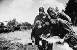 Tank unit commander I.Y. Berzporst explains the mission to his subordinates, Bryansky Front (right panel...