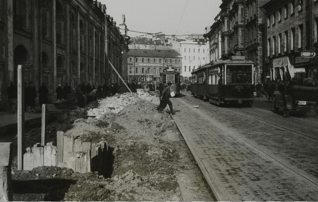 Repairing Streets and Digging Sewers, Leningrad