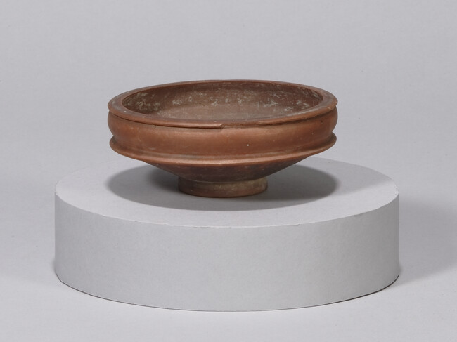 Footed bowl, two encirling ridges for decoration