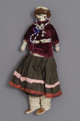 Doll representing a Diné Woman
