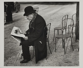 Champs-Élysées (man  reading a newspaper)